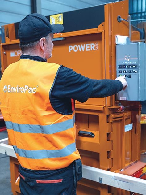 Servicemann fra Enviropac som sjekker en Qrwak-maskin