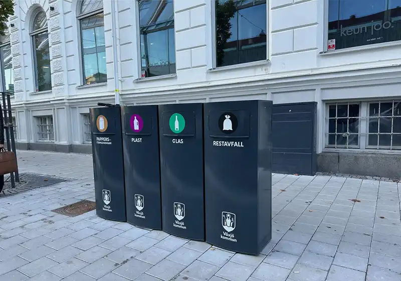 Avfallskontainere med sorteringsmerker