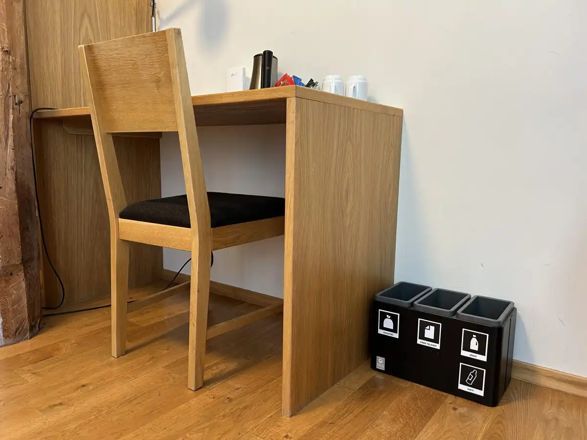 Sorteringsmerker på avfallsbeholdere